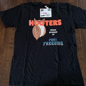 NWT Hooters Tee large